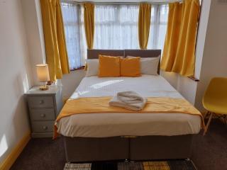 Large 4bed house up to 7beds parking Slough Train Station - Slough - 1