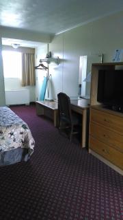 Red Carpet Inn & Suites Ebensburg - 5