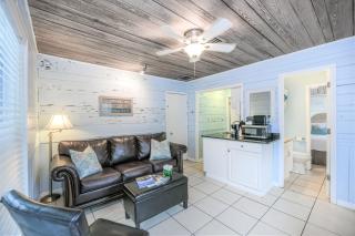Parrot Beach Cottages Suite #4 - 6