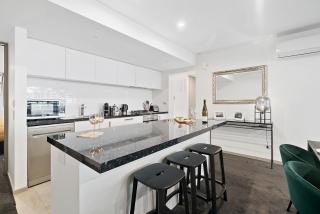 Central Location - Contemporary 2 Bedroom Aptm - Queenstown - 2
