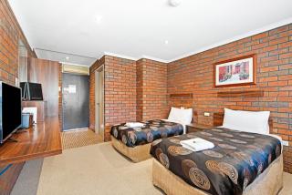 Golden Country Motel and Caravan Park - 9