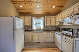 Cozy Hayesville Couples Getaway with Marina Access! - 8