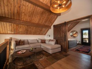 Chic Retreat Indoor Outdoor Fireplace, Private Jacuzzi, Great Location! - Estes Park - 4