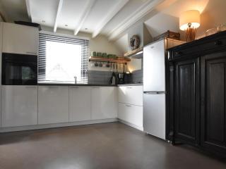 Balmy Holiday Home in Tuitjenhorn with Fenced Garden - Tuitjenhorn - 2