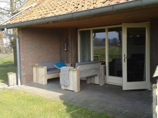 Peaceful Holiday Home with Roofed Terrace - Geesteren - 7