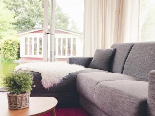 Beautiful chalet in a holiday park by a pond - Rijssen - 8