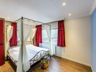 Designed home with bedstead, surrounded by forest - De Bult - 2