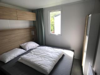 Colorful chalet with veranda, located in Friesland - 5