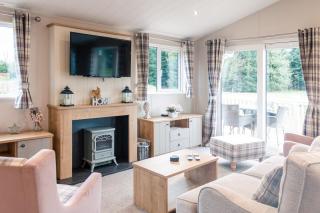 Kinship Lodge with Hot Tub - York - 1