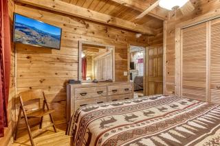 Bucky's Bungalow, Free Attraction Tickets, Hot Tub, WIFI!!! - 5