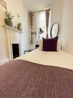 Central Located Two Bedroom Suite - Bristol - 3