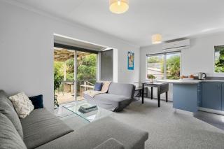 The Wee Blue Bach - Waikanae Beach Holiday Home - 8