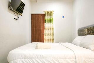 Rudi Rooms near Stasiun Cikarang Mitra RedDoorz - Jakarta - 1