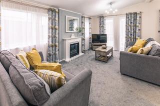 Woodpecker Lodge with Hot Tub - York - 6