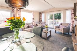 Lakeshore Lodge with Hot Tub - Pocklington - 1