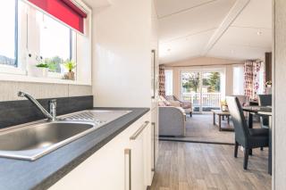 Lakeshore Lodge with Hot Tub - Pocklington - 3