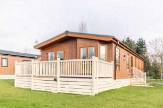 Waterfall Luxmy Lodge with Hot Tub - York - 9