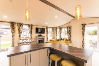 Waterfall Luxmy Lodge with Hot Tub - York - 6