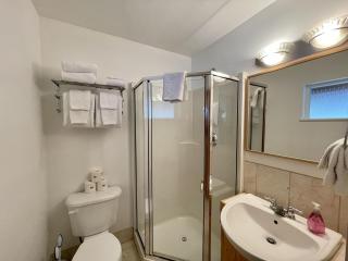 Cozy 2 Bedroom Waterfront Cottage With Hot Tub! - Ucluelet - 3