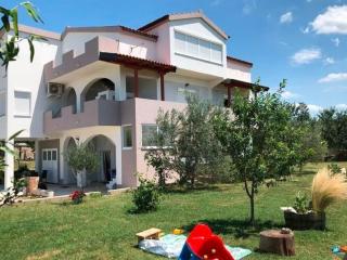Delightful Apartment in Radovin with Garden - Radovin - 0
