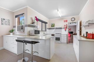 Spacious 4 Bdrms near Murray River, Pet Friendly - 9