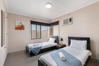 Spacious 4 Bdrms near Murray River, Pet Friendly - 1