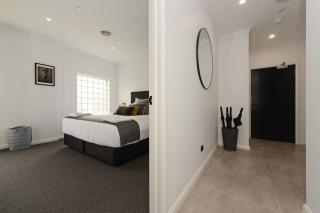 Designer Living Within Historic Art Deco Building - 9