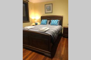 Spectacular Lake and Ocean View Holiday Home - Lake Heights - 2