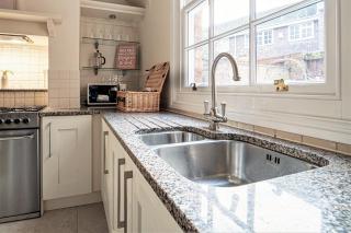 The Cottage in Chester, Sleeps 6 with FREE Parking - 2