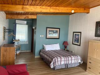 Huron Sands Motel and Restaurant - Providence Bay - 3