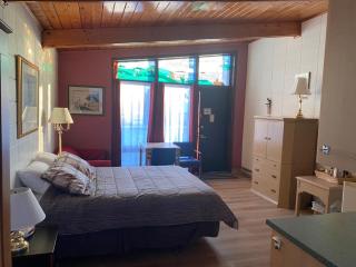 Huron Sands Motel and Restaurant - Providence Bay - 1