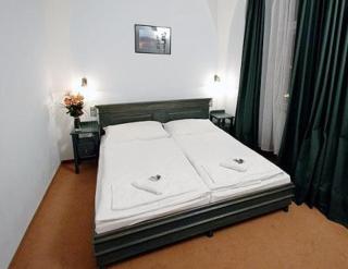 U Cervene zidle - Red Chair Hotel - Praga - 9
