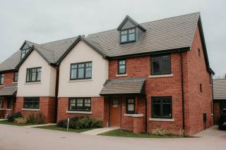 Exclusive 5 Bed Family House in Village Location - 9