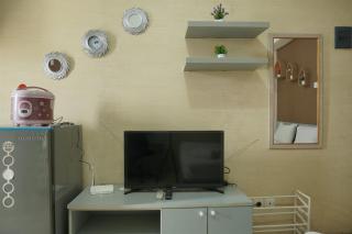 Comfort and Strategic Studio Apartment Margonda Residence 2 near UI By Travelio - Pondokcina - 8
