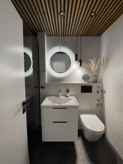 Seaside Rooms - Zentrales Design-Apartment mit Balkon & Parkplatz - 2 Minuten zum Strand - 4