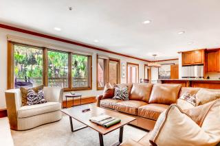 Lion Square Lodge South 450 - 3