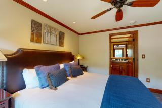Lion Square Lodge South 650 - 1