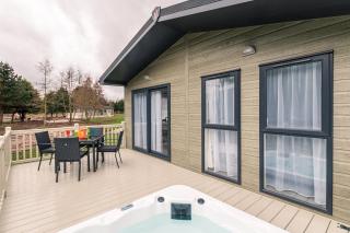 Honeysuckle Lodge with Hot Tub - York - 7