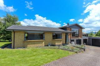 Spacious retreat with Mountain View - 5