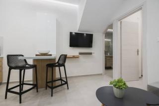 Peris 5 with Yard steps to Bus St & Old Town - Chania - 6