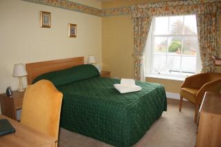 House - Sleeps 6 & paid off site parking available - 0