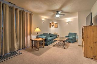 Vivid Cedar Ridge Cabin about 23 Miles to Wichita! - 2