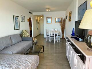 Sunrise Beachfront Apartment by the Marina - 4