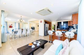 Royal Beachfront Villa - 4