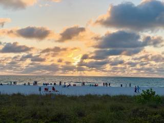 2 Bed South End Beachfront Condo at Popular Seawinds - Marco Island - 5