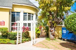 Brownstone Guesthouses - Nassau - 3