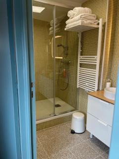 Au cœur du vieux Toulon au calme appartement rénové climatisé confortable étage élevé avec ascenseur proche parking et toutes commodités - Toulon - 2