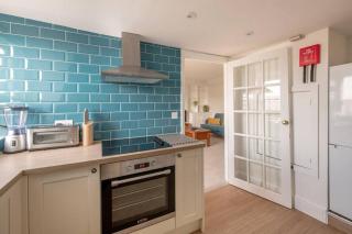 Rooftop Retreat - 2 Double Beds w/ Stunning Views - Bath - 8
