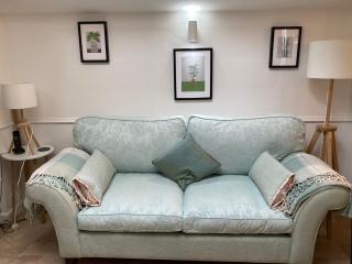 Hollyhocks Holiday Home- 2 bedroomed ground floor apartment sleeps 5 - 7