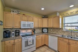 Walk to Galveston Beach Pet-Friendly Home - Galveston - 2